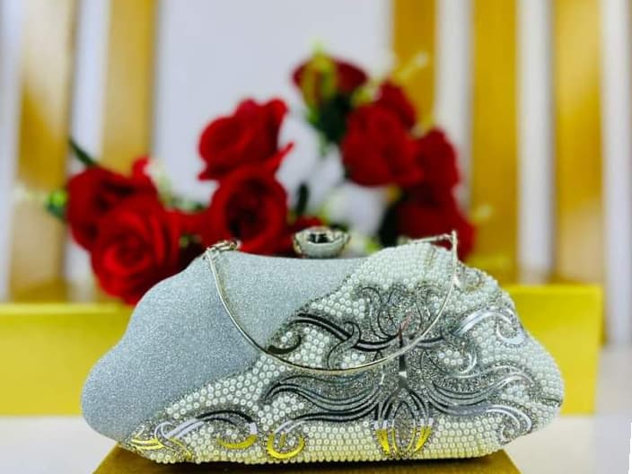 Elegant Lady Clutch Purse – Classy Design with Detachable Strap