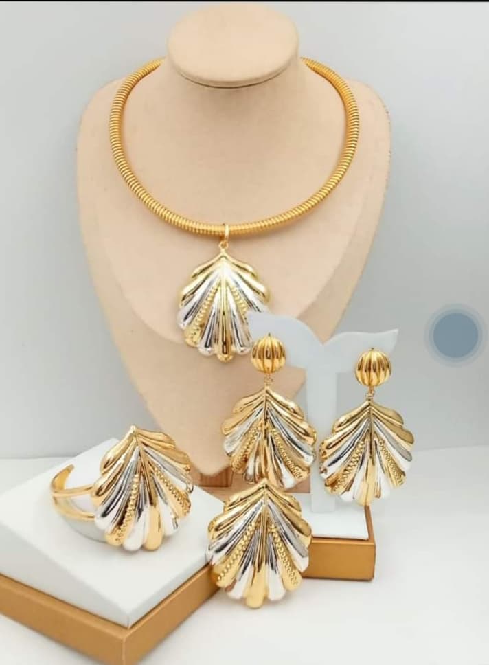 Fashion Jewelry Set – Durable, Fade-Resistant, Elegant Hand & Neck Accessories 